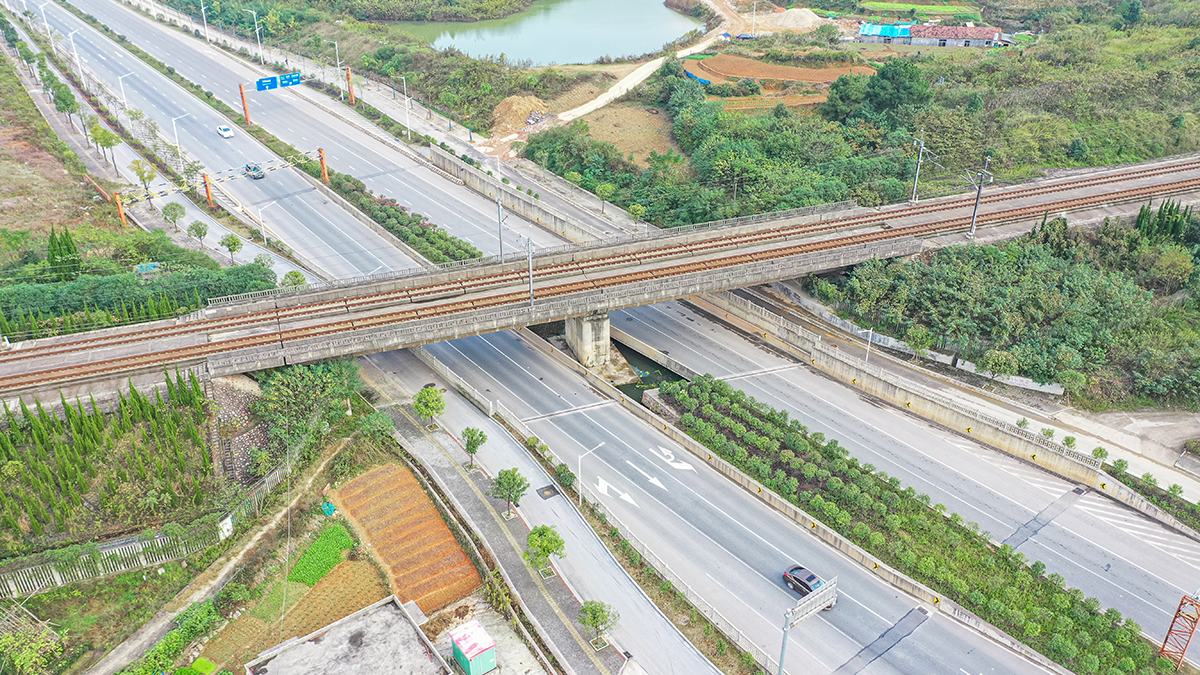 过铁路桥段.jpg