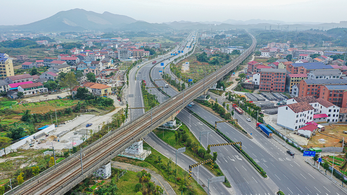 过铁路桥段2.jpg